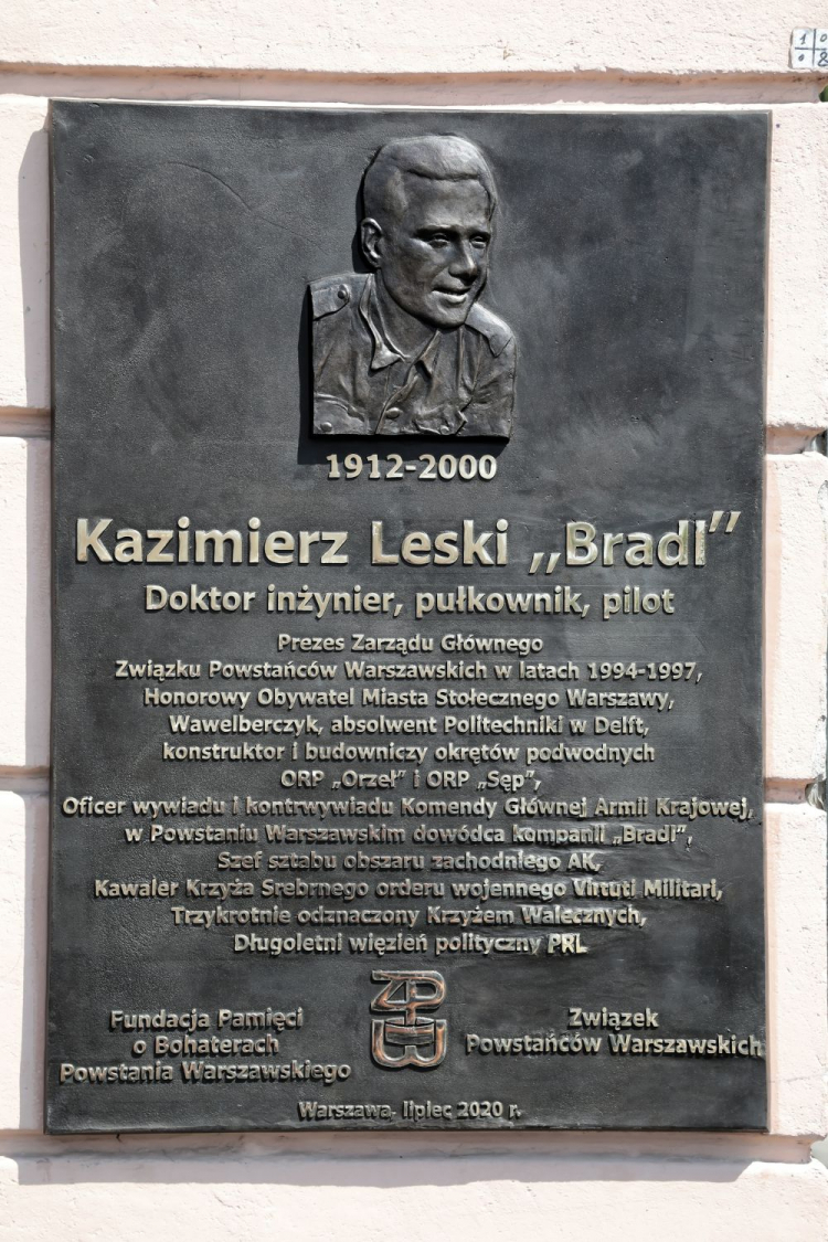 Warszawa, 28.07.2020. Tablica pamiątkowa poświęcona pamięci płk. Kazimierza Leskiego ps. Bradl. Fot. PAP/W. Olkuśnik