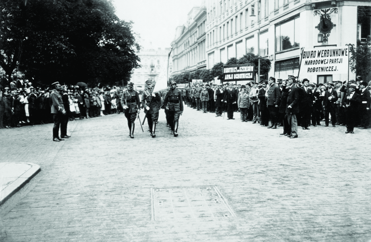 Warszawa, plac Saski, 18 lipca 1920 r. Ochotnicy przed wyruszeniem na front. Źródło: W. Rokosz/Centralne Archiwum Wojskowe WBH