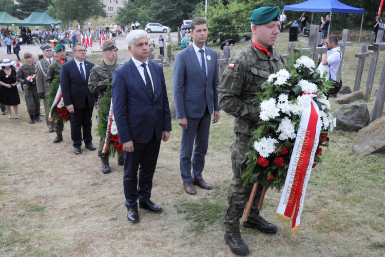 Giby, 19.07.2020. Minister edukacji narodowej Dariusz Piontkowski (C) oraz wojewoda podlaski Bohdan Paszkowski (C-L) podczas głównych obchodów 75. rocznicy obławy augustowskiej na Górze Krzyży w miejscowości Giby, 19 bm. Jak podaje IPN, w wyniku obławy w lipcu 1945 roku, bez wieści zaginęło około sześciuset działaczy podziemia niepodległościowego. Według historyków obława augustowska to największa po II wojnie światowej niewyjaśniona zbrodnia dokonana na Polakach. Fot. PAP/A. Reszko