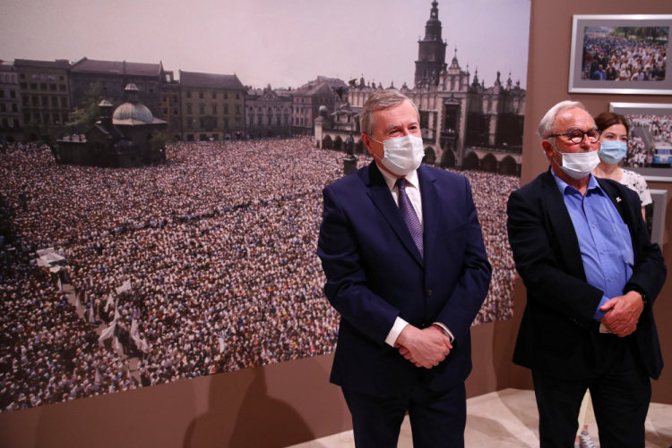 Kraków, 01.07.2020. Wicepremier, minister kultury i dziedzictwa narodowego Piotr Gliński (L) oraz fotograf Adam Bujak (2L) podczas zwiedzania wystawy zdjęć Adama Bujaka pt. „Karol Kardynał Wojtyła” w siedzibie Muzeum Narodowego w Krakowie. Fot. PAP/Ł. Gągulski