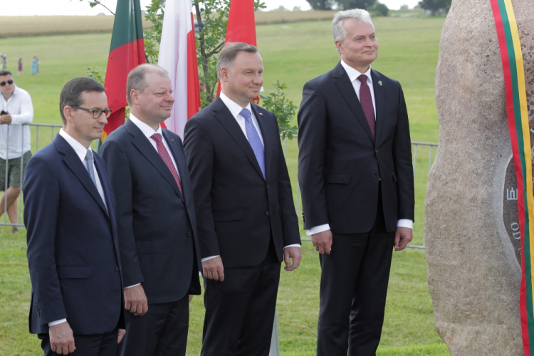 Stębark, 15.07.2020. Prezydent RP Andrzej Duda (2P), prezydent Republiki Litewskiej Gitanas Nauseda (P), premier Litwy Saulius Skvernelis (2L) oraz premier RP Mateusz Morawiecki (L) podczas uroczystego odsłonięcia i poświęcenia kamienia upamiętniającego Bitwę pod Grunwaldem w Stębarku, 15 bm. z okazji obchodów 610. rocznicy Bitwy pod Grunwaldem. Fot. PAP/T. Waszczuk