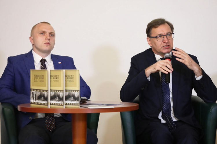 Warszawa, 09.07.2020. Od lewej: twórca wystawy Krzysztof Kielski oraz prezes IPN Jarosław Szarek podczas konferencji prasowej, 9 bm. Konferencja dotyczy inicjatyw IPN w związku z 100. rocznicą plebiscytu na Warmii, Mazurach i Powiślu. Fot. PAP/T. Gzell