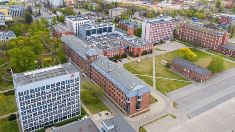 Łódź, 26.04.2020. Kampus B Politechniki Łódzkiej widziany z drona. Fot. PAP/G. Michałowski