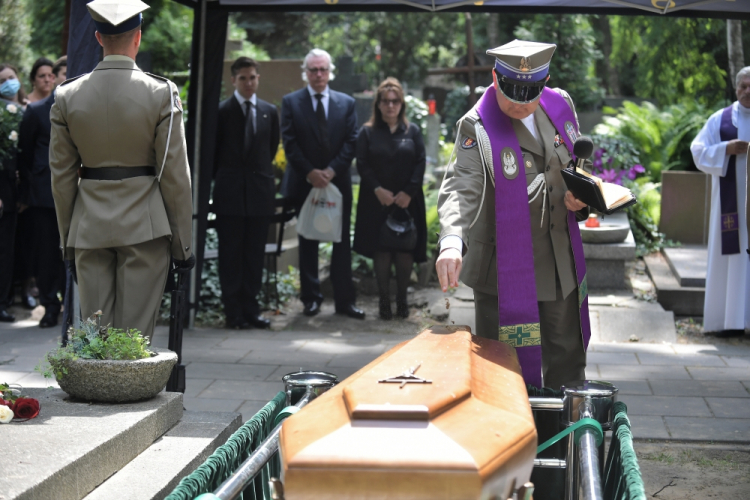 Warszawa, 29.07.2020. Uroczystości pogrzebowe płk. Mariana Tomaszewskiego, 29 bm. na Cmentarzu Wojskowym na Powązkach w Warszawie. Marian Tomaszewski był Sybirakiem, żołnierzem 2. Korpusu Polskiego dowodzonego przez gen. Władysława Andersa, zdobywcą Monte Cassino, Piedimonte San Germano, Loreto, Ankony i Bolonii. Fot. PAP/M. Obara