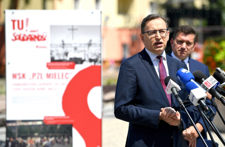 Mielec, 01.07.2020. Prezes IPN Jarosław Szarek (2P) i dyrektor rzeszowskiego Oddziału IPN Dariusz Iwaneczko (P) podczas otwarcia wystawy „Tu rodziła się Solidarność”. Fot. PAP/D. Delmanowicz