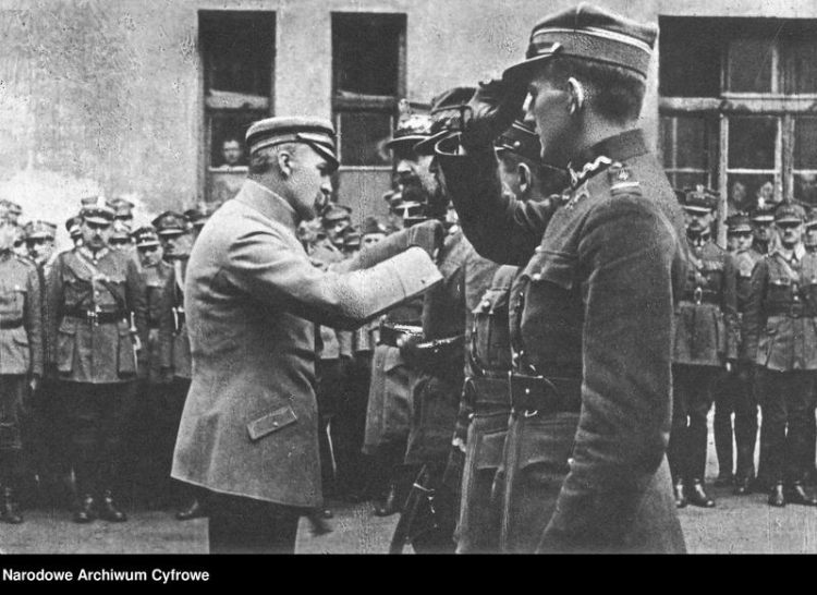 Warszawa, 14 09 1920. Naczelnik Państwa Józef Piłsudski odznacza oficerów krzyżem Virtuti Militarii V kl. od lewej: gen. Tadeusza Jordan Rozwadowskiego, gen. Stanisława Hallera, płk. Tadeusza Piskora, płk. Cedrica Eralda Fauntleroy'a - dowódcę 7. Eskadry Lotniczej im. T. Kościuszki przed gmachem Sztabu Generalnego WP na pl. Saskim. Źródło: NAC