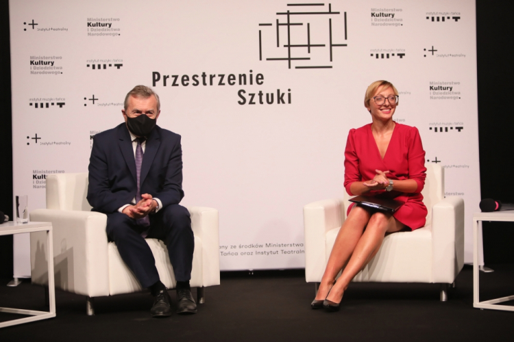 Warszawa, 29.07.2020. Wicepremier, minister kultury i dziedzictwa narodowego Piotr Gliński (L) i zastępca dyrektora Instytutu Muzyki i Tańca Aleksandra Dziurosz (P) podczas konferencji prasowej inaugurującej pilotażowy, ogólnopolski program Przestrzenie Sztuki, zorganizowanej przez Instytut Muzyki i Tańca oraz Instytut Teatralny im. Zbigniewa Raszewskiego, 29 bm. w Warszawie. Fot. PAP/L. Szymański