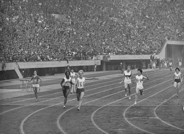 Japonia, Tokio 1964. Igrzyska Olimpijskie. Sztafeta 4x100. Na zdj. polska lekkoatletka Ewa Kłobukowska Fot. PAP/CAF–Archiwum