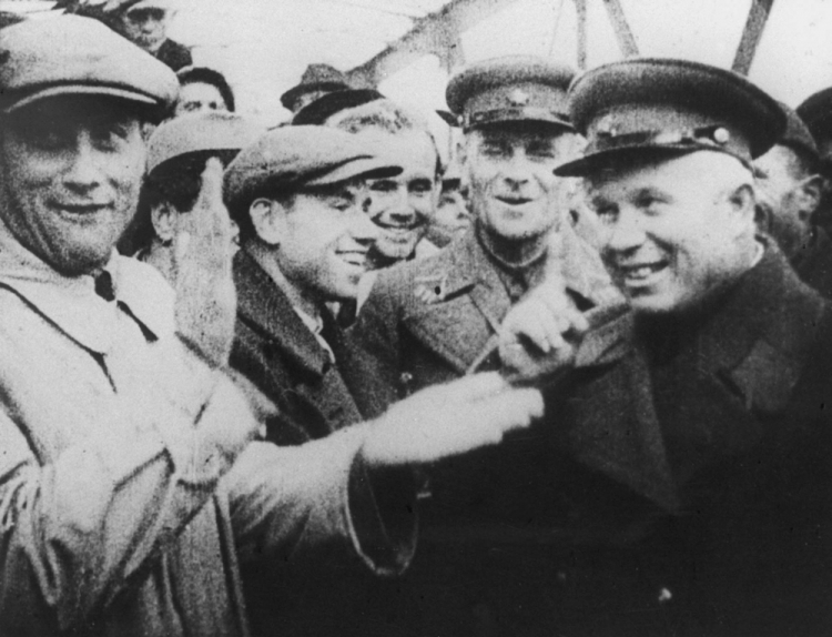 17 września 1939 r. wojska ZSRS napadły na Polskę. Na zdj. N. Chruszczow na moście w Przemyślu świętuje napad na terytorium II RP. Fot. PAP/CAF