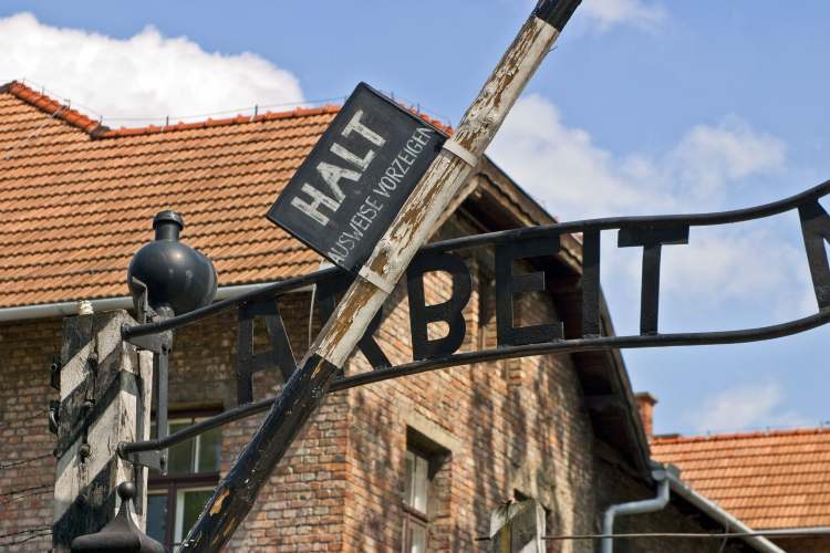 Brama KL Auschwitz z napisem "Arbeit macht frei". PAP/J. Ochoński