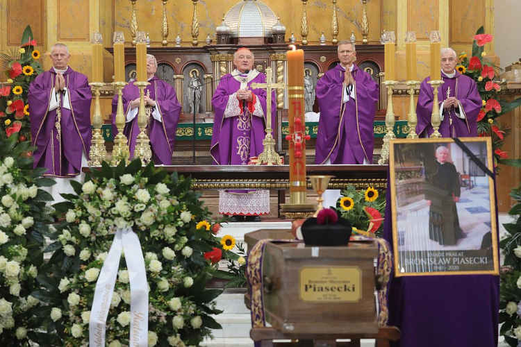 Metropolita warszawski, kardynał Kazimierz Nycz (C) podczas uroczystości pogrzebowych ks. prałata Bronisława Piaseckiego w kościele Najświętszego Zbawiciela w Warszawie. Fot.  PAP/P. Supernak