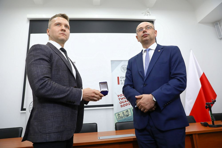 Zastępca prezesa IPN Mateusz Szpytma (P) oraz prawnuk więźnia KL Auschwitz Szczepana Brzozowskiego Bartek Brzozowski (L). Warszawa, 02.07.2020. Fot. PAP/R. Guz