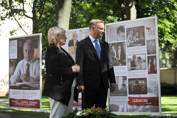 Prezydent RP Andrzej Duda i prezes TK Julia Przyłębska zwiedzają wystawę „Profesor Lech Kaczyński, Prezydent Rzeczypospolitej Polskiej. Polityk. Działacz społeczny. Nauczyciel akademicki” w ogrodach Trybunału Konstytucyjnego w Warszawie. Fot. PAP/L. Szymański