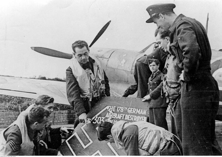 Lotnicy polskiego dywizjonu 303 oglądają szczątki zestrzelonego samolotu niemieckiego "Ju 88". Northolt, 1941 r. Fot. NAC