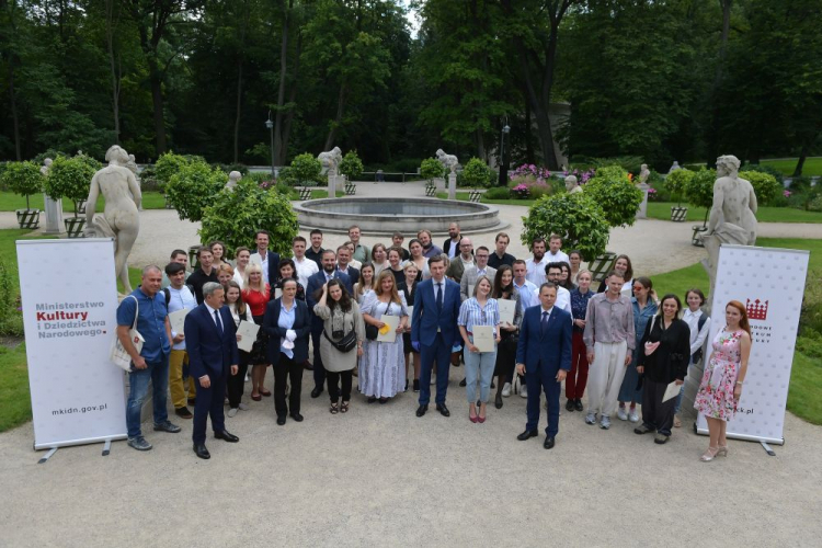 Warszawa, 21.07.2020. Stypendyści podczas gali wręczenia dyplomów stypendystom programu Ministra Kultury i Dziedzictwa Narodowego Gaude Polonia w Warszawie. Program jest przeznaczony dla młodych artystów, twórców z krajów Europy Środkowo-Wschodniej. Fot. PAP/M. Obara