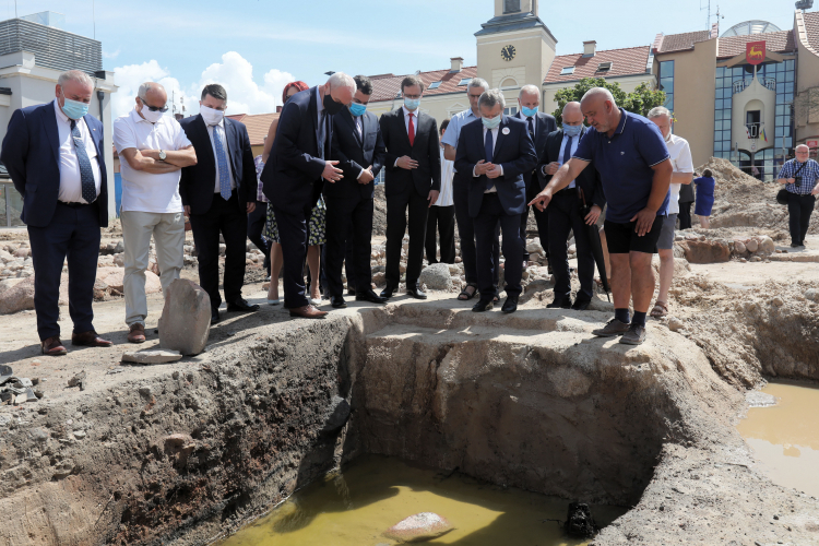 Łomża, 03.07.2020. Minister kultury Piotr Gliński ogląda miejsce wykopalisk na Starym Rynku w Łomży. Fot. PAP/A. Reszko