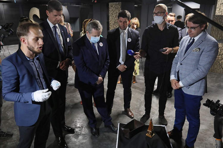 Wicepremier, minister kultury Piotr Gliński (3L), minister edukacji Dariusz Piontkowski (2L) podczas wizyty w Muzeum Pamięci Sybiru w Białymstoku; obok dyrektor placówki Wojciech Śleszyński (P). Fot. PAP/A. Reszko