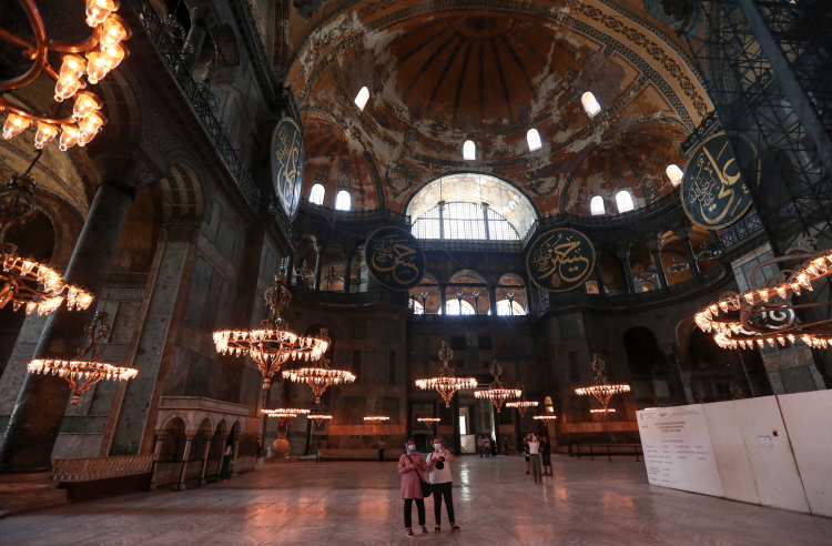 Stambuł 02.07.2020. Turyści zwiedzają Muzeum Hagia Sophia. Fot. PAP/EPA