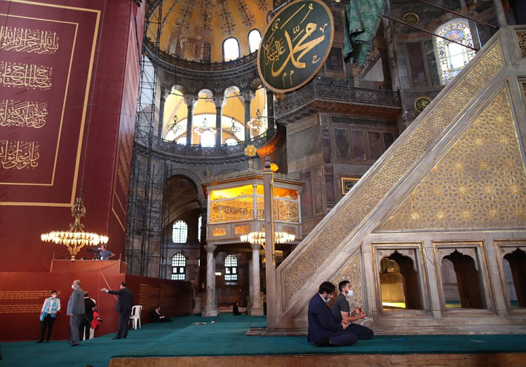 Modlitwy w meczecie Hagia Sophia. 24.07.2020. Fot. PAP/EPA
