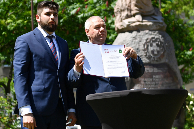 Wicepremier, minister aktywów państwowych Jacek Sasin (P) i prezydent Chełma Jakub Banaszek (L) podczas konferencji prasowej w Chełmie. Fot. PAP/W. Jargiło