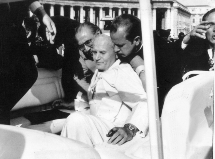 Zamach na papieża Jana Pawła II na Pl.swietego Piotra w Rzymie / 1981r./ PAP/CAF