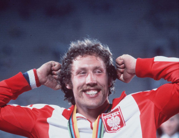 Moskwa, 1980. Igrzyska Olimpijskie w Moskwie. Radość Władysława Kozakiewicza po zdobyciu złotego medalu w skoku o tyczce. Archiwum PAP