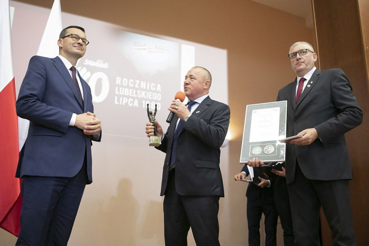 Premier Mateusz Morawiecki (L), zastępca przewodniczącego zarządu regionu NSZZ „Solidarność” Marek Wątorski (P) i szef lubelskiej „S” Marian Król (C) podczas uroczystej gali z okazji 40. rocznicy Lubelskiego Lipca 1980. Fot. PAP/J. Szydłowski