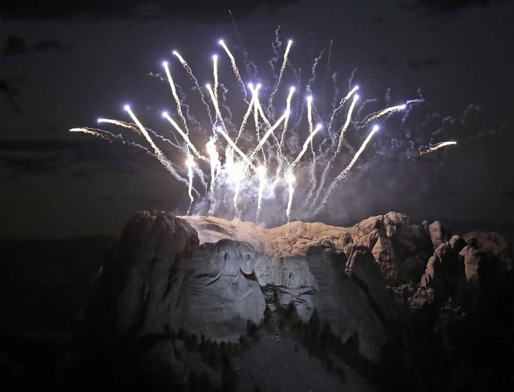 Pokaz fajerwerków nad wykutym w skale pomnikiem na Mount Rushmore podczas wizyty prezydenta USA Donalda Trumpa. Fot. PAP/EPA
