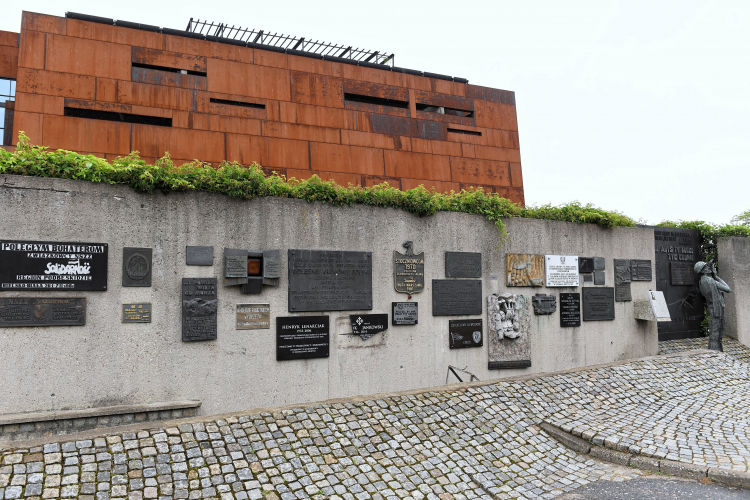 Gdańsk, 29.06.2020. Tablice na murze na gdańskim placu Solidarności dedykowane osobom uhonorowanym przez NSZZ "Solidarność". Wśród nich, zniszczona tablica poświęcona działaczowi opozycyjnemu i kapelanowi "S" ks. Henrykowi Jankowskiemu. PAP/M. Gadomski