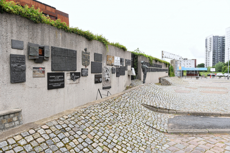 Gdańsk, 29.06.2020. Tablice na murze na gdańskim placu Solidarności dedykowane osobom uhonorowanym przez NSZZ "Solidarność". Fot. PAP/M. Gadomski