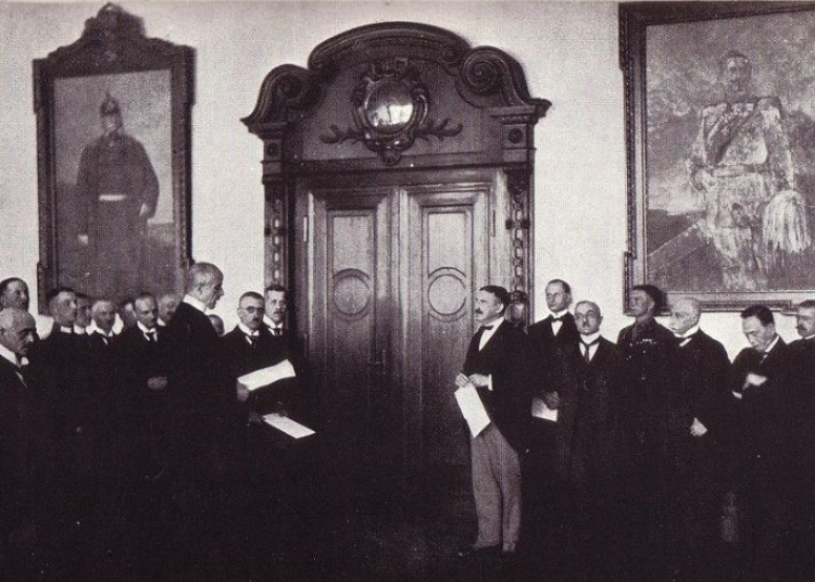 Przekazanie głosów regionu w budynku Rejencji Olsztyńskiej 16 sierpnia 1920 r. Źródło: Wikimedia Commons