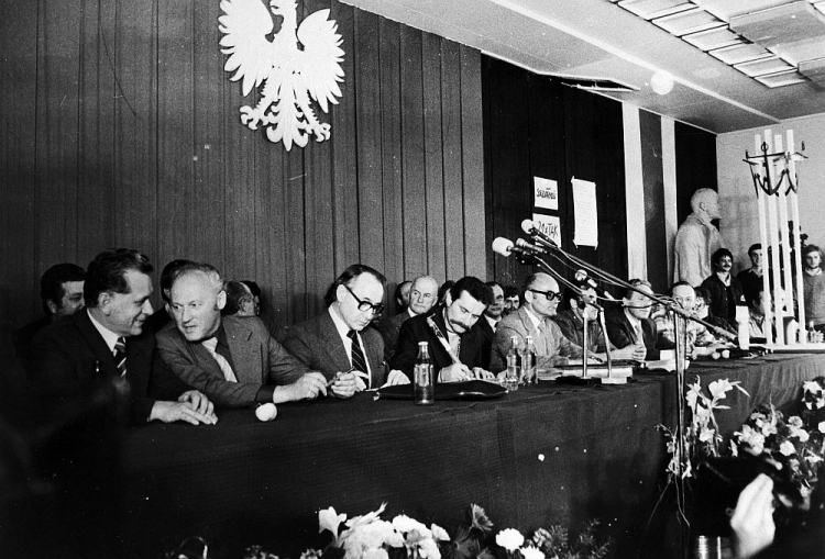Podpisanie Porozumienia Sierpniowego: Mieczysław Jagielski (3L), Lech Wałęsa (4L), Tadeusz Fiszbach (5L). Gdańsk, 31.08.1980. Fot. PAP/CAF/Z. Trybek