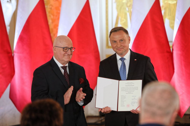 Warszawa, 21.07.2020. Przewodniczący Państwowej Komisji Wyborczej Sylwester Marciniak (L) oraz prezydent RP Andrzej Duda (P) podczas uroczystości wręczenia prezydentowi RP uchwały PKW ws. stwierdzenia wyniku wyborów prezydenckich, na Zamku Królewskim w Warszawie. Fot. PAP/W. Olkuśnik