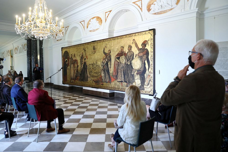 Otwarcie wystawy „Szablą i krzyżem. Pokaz obrazu Jana Henryka Rosena w Stulecie Cudu nad Wisłą 1920” w Bibliotece Królewskiej Zamku Królewskiego w Warszawie. Fot. PAP/R. Guz