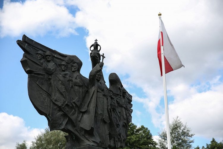 Pomnik ks. Ignacego Skorupki w Ossowie. Fot. PAP/R. Guz