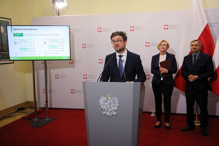 Sekretarz stanu w Ministerstwie Edukacji Narodowej Marzena Machałek (C), podsekretarz stanu w MEN Maciej Kopeć (P) oraz dyrektor Centralnej Komisji Egzaminacyjne Marcin Smolik (L) podczas konferencji prasowej w Warszawie podsumowującej wyniki tegorocznego egzaminu ósmoklasisty. Fot. PAP/W. Olkuśnik