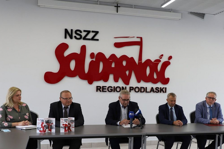 Konferencja prasowa w Białymstoku dotycząca 40. rocznicy powstania NSZZ „Solidarność”. Fot. A.P. Źródło: IPN oddział w Białymstoku