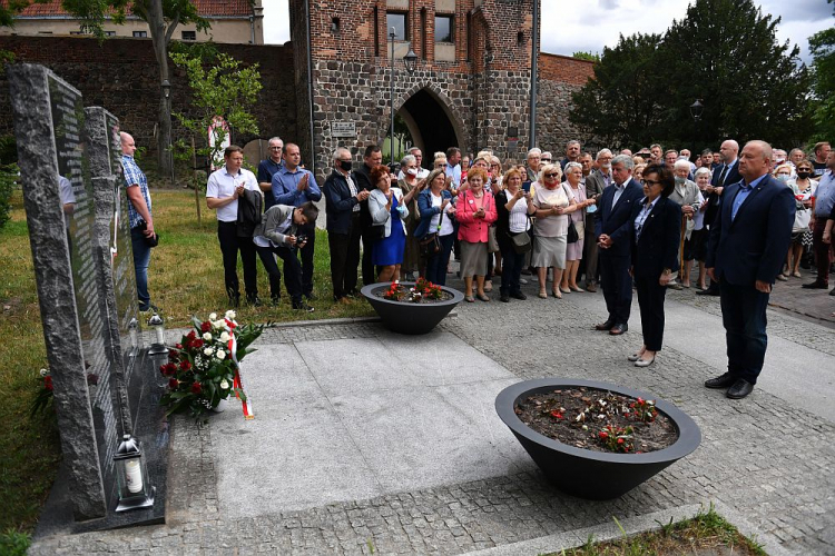 Marszałek Sejmu Elżbieta Witek (C-P) składa kwiaty przy pomniku upamiętniającym ofiary katastrofy smoleńskiej. Stargard, 05.07.2020. Fot. PAP/M. Bielecki