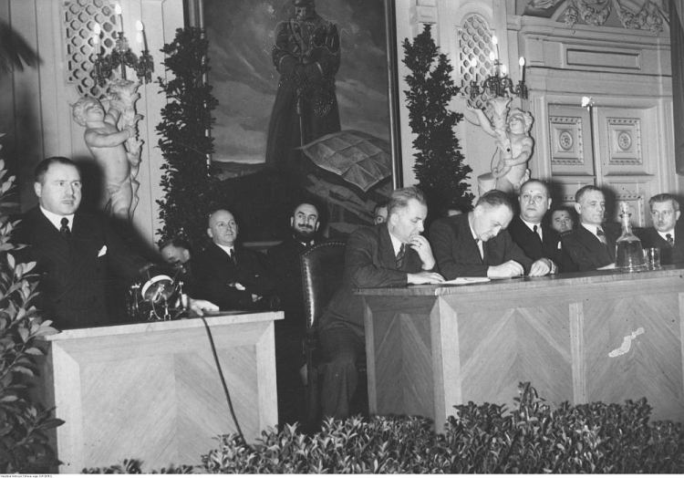 Prezydent Warszawy S. Starzyński (1. z lewej), wiceprezydent Warszawy J. Kulski (I. rz. 3. z prawej) podczas zebrania Związku Legionistów Polskich w Warszawie. 1938 r. Fot. NAC