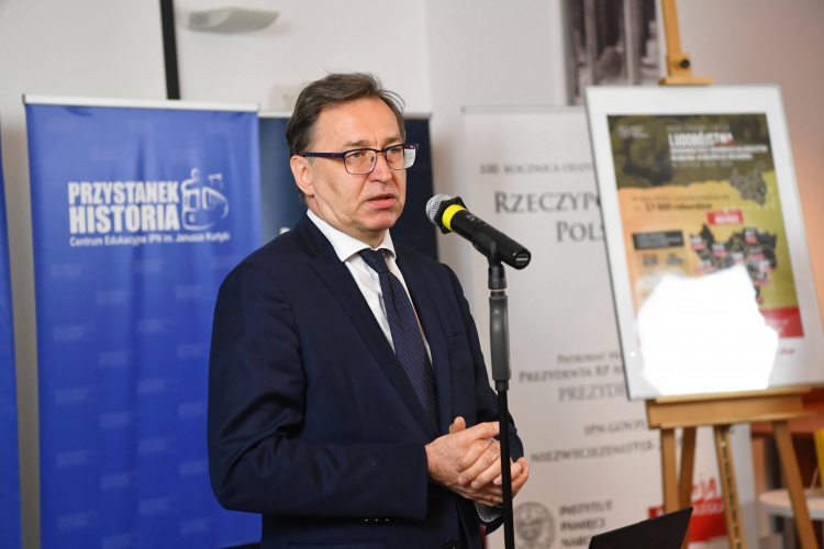 Warszawa, 08.07.2020. Prezes IPN Jarosław Szarek podczas prezentacji Bazy Ofiar Zbrodni Wołyńskiej. Fot. PAP/P. Nowak