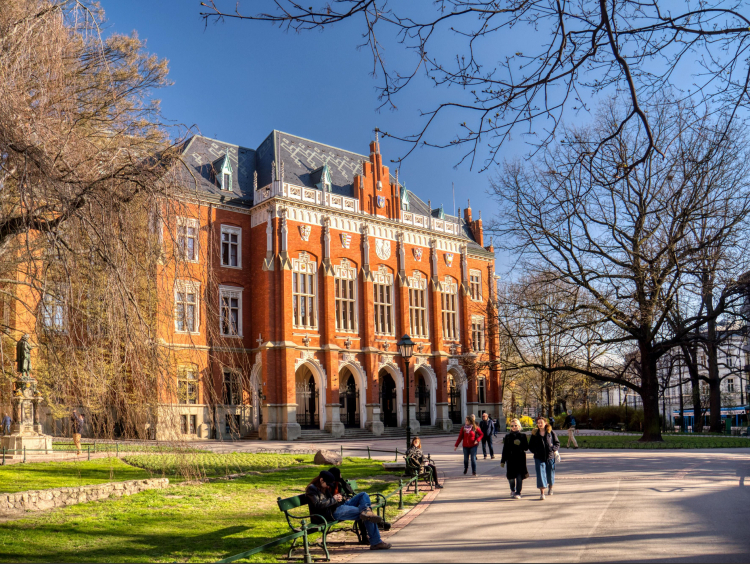 Kraków 19.04.2019. Collegium Novum Uniwersytetu Jagiellońskiego – widok od strony zachodniej. PAP/J. Ochoński