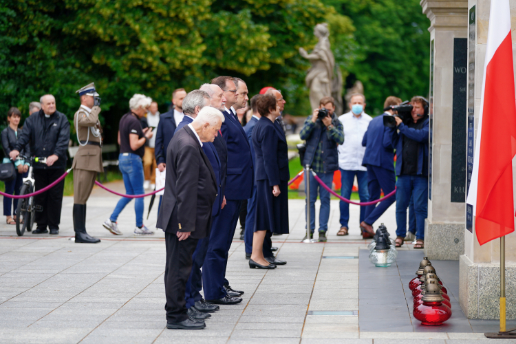 Przewodniczący Rady do Spraw Kombatantów i Osób Represjonowanych przy Urzędzie do Spraw Kombatantów i Osób Represjonowanych Bogusław Nizieński (C), poseł PiS Antoni Macierewicz (C-2P), szef Urzędu ds. Kombatantów i Osób Represjonowanych Jan Józef Kasprzyk (C-3P), sekretarz stanu w Kancelarii Prezydenta RP Adam Kwiatkowski (C-4P) podczas uroczystości na placu Józefa Piłsudskiego w Warszawie. Fot. PAP/M. Marek