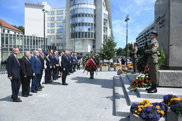 Prezydent Andrzej Duda (C) składa kwiaty przed pomnikiem Wincentego Witosa na Placu Trzech Krzyży w Warszawie. 24.07.2020. Fot. PAP/R. Pietruszka
