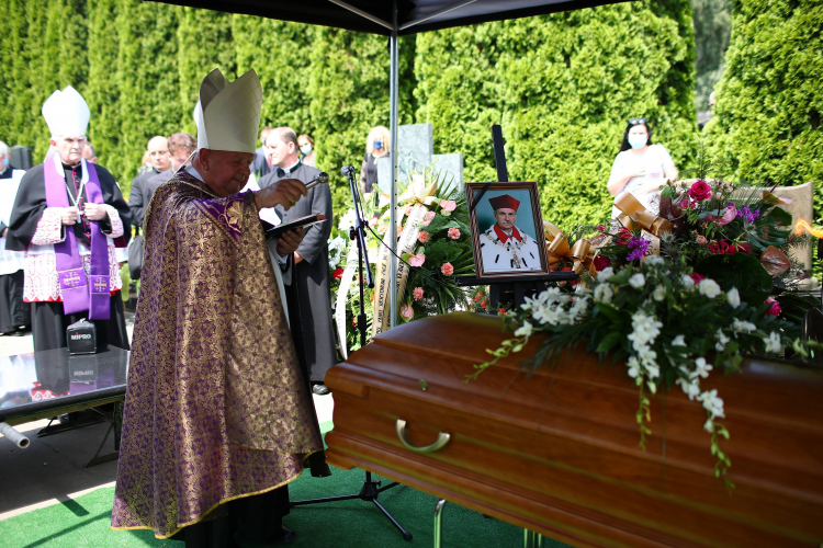 Kraków, 24.07.2020. Kardynał Stanisław Dziwisz podczas uroczystości pogrzebowych prof. Franciszka Ziejki na Cmentarzu Salwatorskim w Krakowie. Fot. PAP/Ł. Gągulski