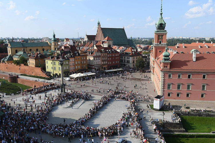 Mieszkańcy Warszawy tworzą „żywy znak” Polski Walczącej na placu Zamkowym w ramach obchodów 74. rocznicy wybuchu Powstania Warszawskiego. 01.08.2018. Fot. PAP/M. Kmieciński