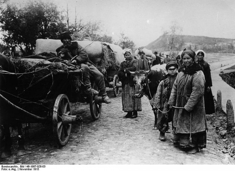 Rolnicy podczas ucieczki. Rosja, listopad 1915 r. Fot. Bundesarchiv. Źródło: Wikimedia Commons