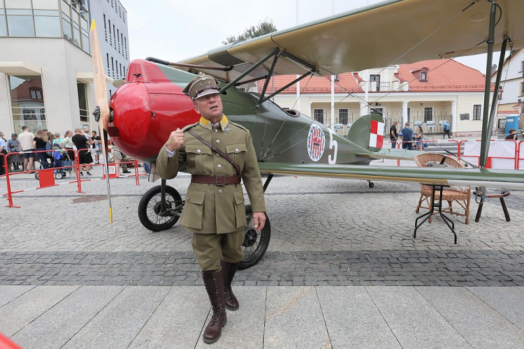 Spacer historyczny i wystawa sprzętu z okresu wojny polsko-bolszewickiej w Białymstoku. 23.08.2020. Fot. PAP/A. Reszko