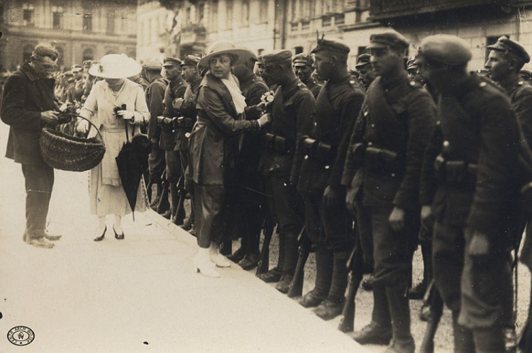 Wręczanie kwiatów ochotnikom przed wymarszem na front. Warszawa. 18.07.1920. Źródło: CAW