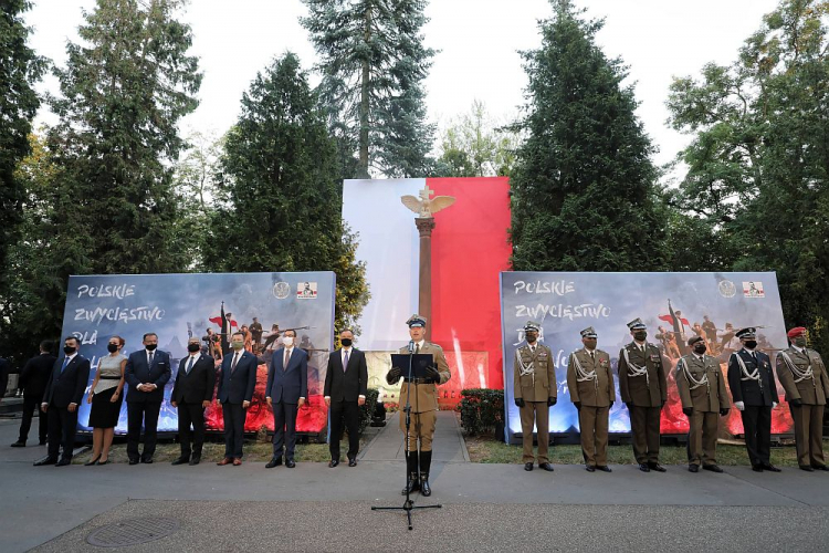 Apelu pamięci przed Pomnikiem Poległych w 1920 r. na Cmentarzu Wojskowym na Powązkach. 14.08.2020. Fot. PAP/P. Supernak