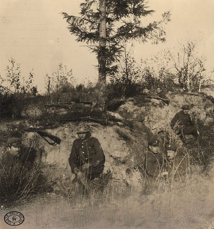 Żołnierze polscy podczas walk pod Radzyminem. 08.1920. Źródło: CAW